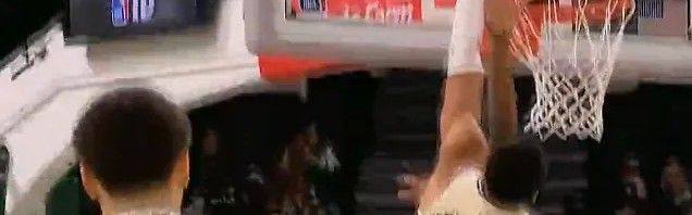 星空体育官网-字母强攻奥孔古左手隔扣砍下20分，雄鹿末节还落后老鹰12分