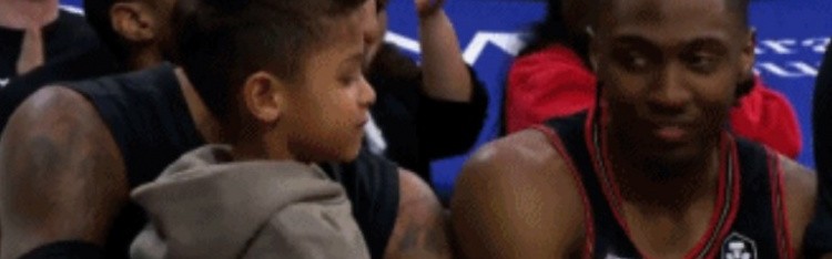 星空体育中国-亲子时刻！末节乔治带儿子在替补席 乔治儿子跟马克西等队友互动